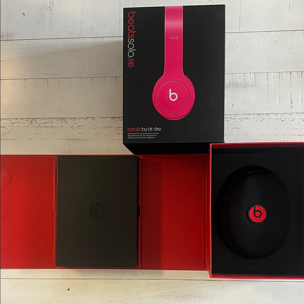 Beats Solo HD Pink Headphones - Picture 2 of 4